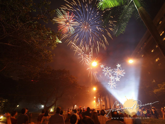 The Fireworks in Makati to welcome 2012