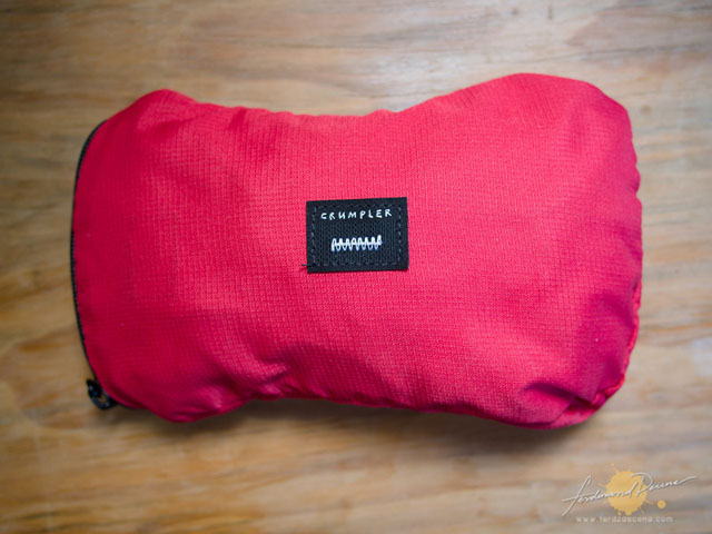 Crumpler The Squid in Red and in compact form